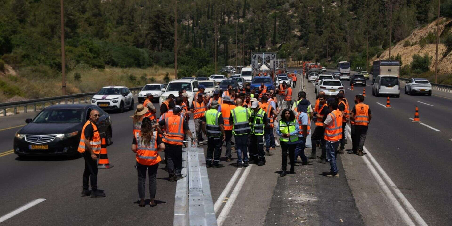 לראשונה בישראל: מעקות חירום פריקים מיוחדים הותקנו היום בכביש 1 ,  ערן בוקר, ג'יני סוכנות צילום