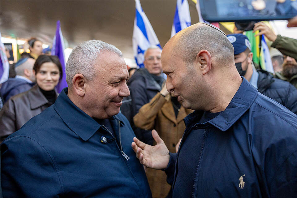 אחד חושש מ"מבצע חיסול" של הליכוד, השני דווקא מוצא סיבה לשמוח. בנט ואיזנקוט , אורן בן חקון