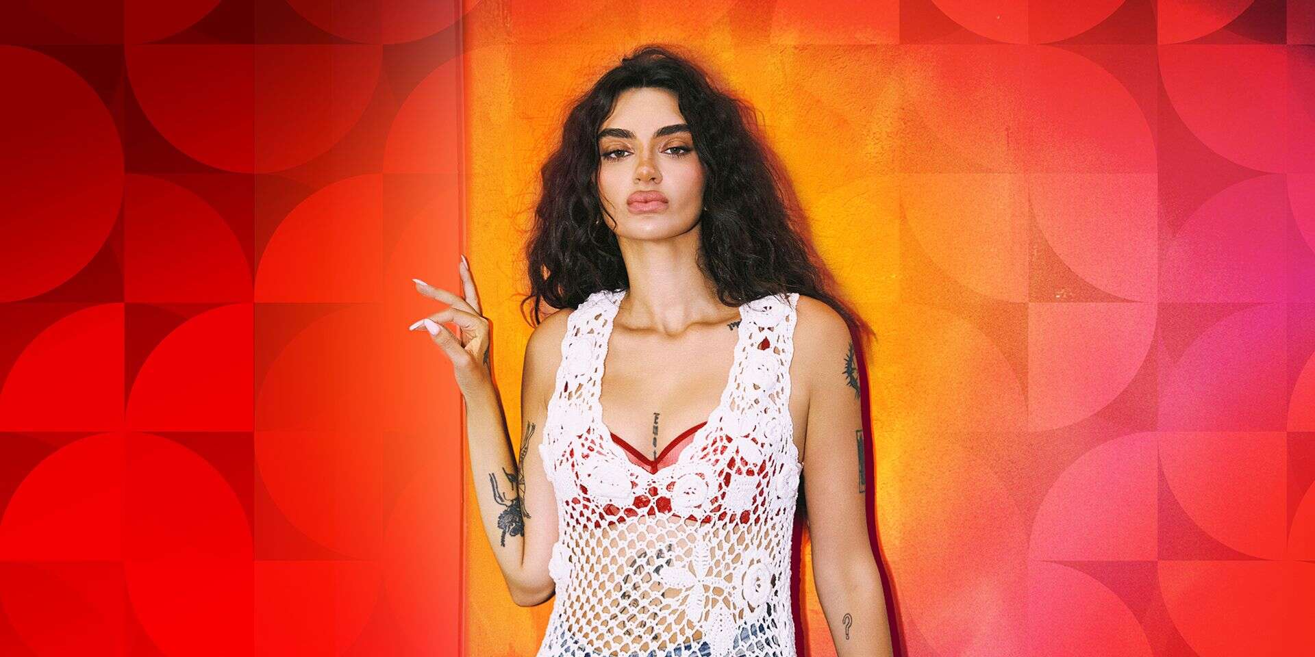 "יש לי ניב של פרחה ודנ"א פריפריאלי. ראיתי שרוצים שאהיה בפרונט, והבנתי שיש לי היתכנות". פרידה עוזיאל , איפור: רוזה שוורצמן, עיצוב שיער: אור צעירי, סטיילינג: חומי פולק; שמלה: Ganni לבוטיק וורנר, חזייה: פמינה, ג'ינס: אקנה סטודיו לבוטיק ורנר
