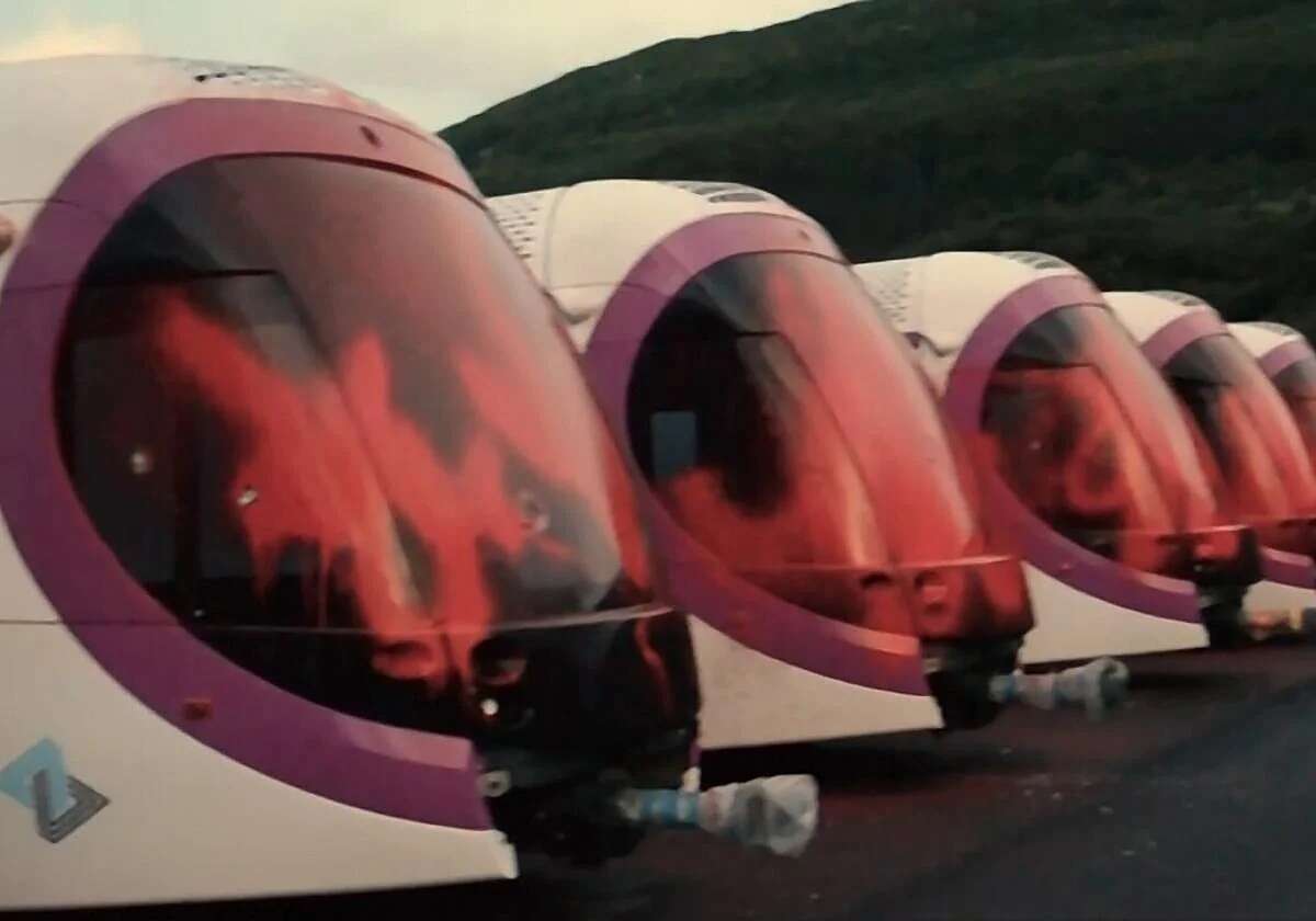 קרונות הרכבת שהושחתו , ללא