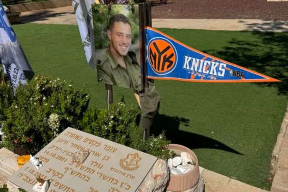 הקבר של עומר נאוטרה ז"ל עם דגל של ניו יורק ניקס ,