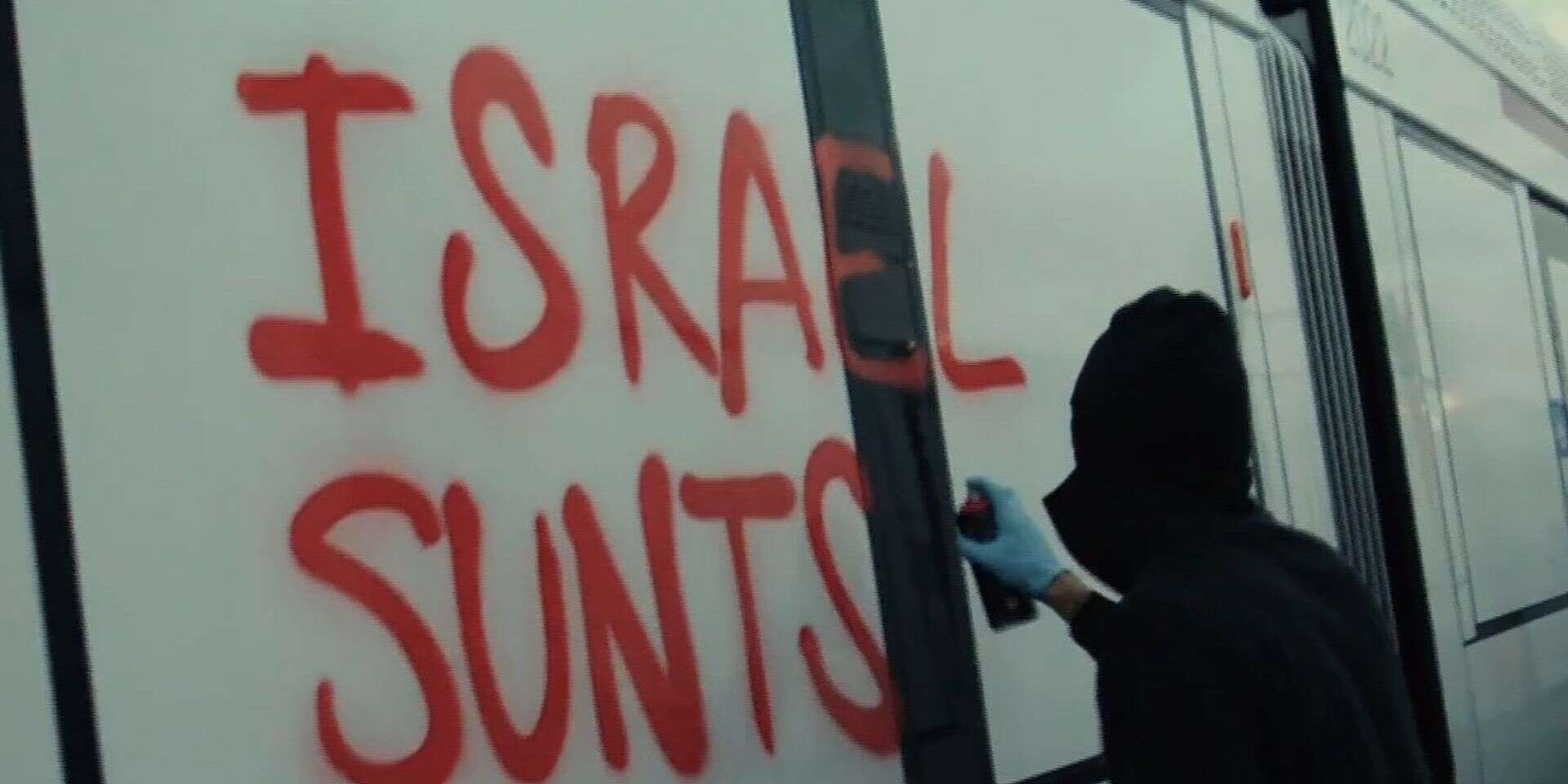 פעיל מרסס "להשמיד את ישראל" על קרון של הרכבת הקלה , ללא