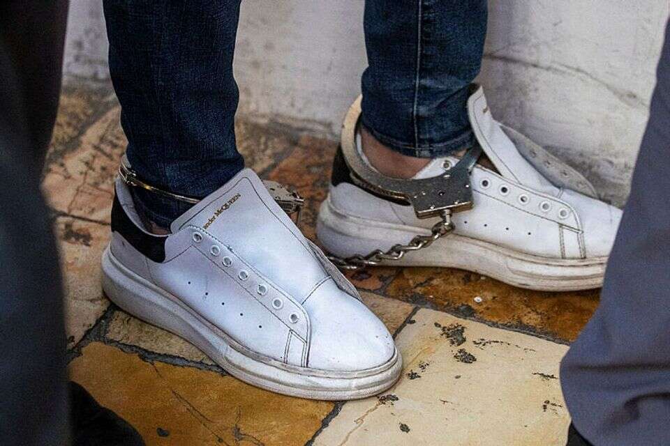 עצור מובל באזיקים , אורן בן חקון