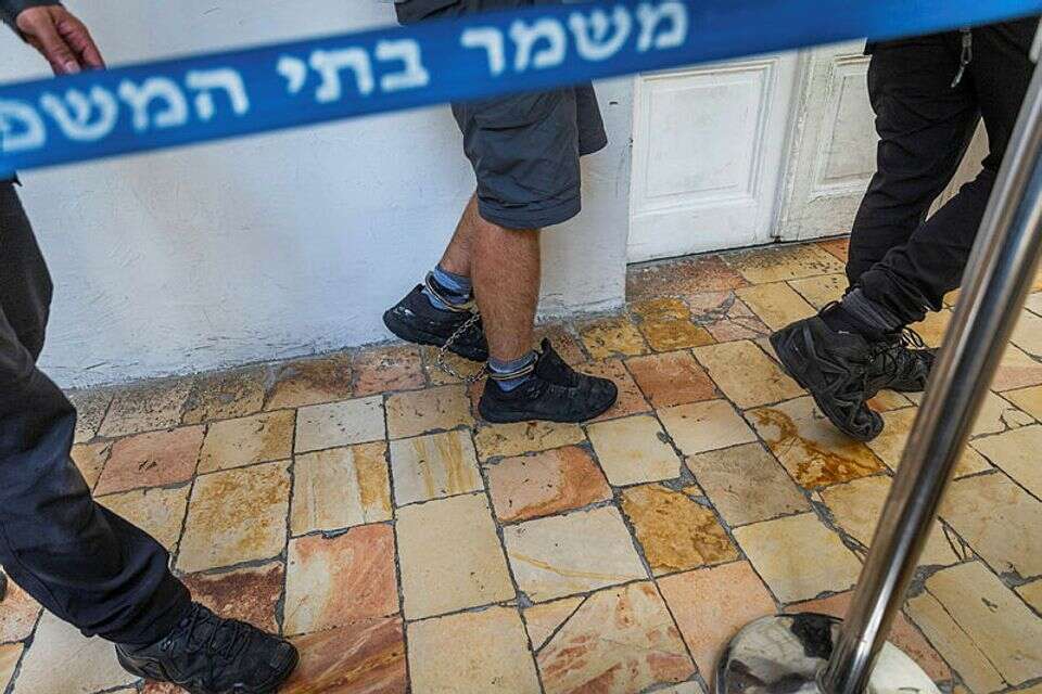 עצור מובל באזיקים בתחנת משטרה , אילוסטרציה