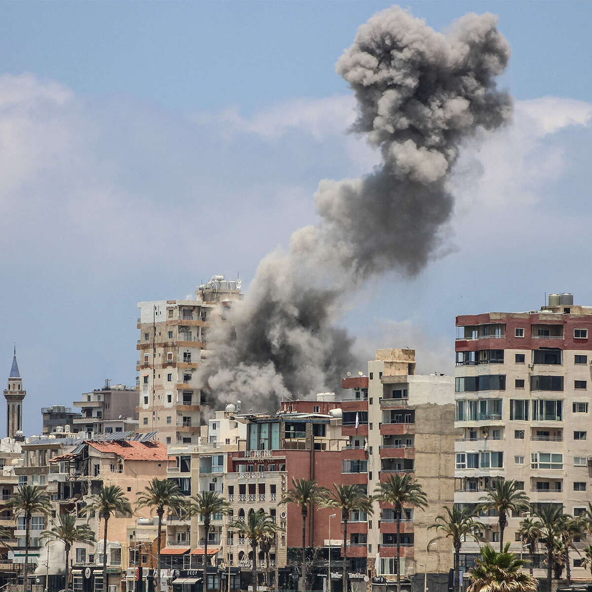 הגישה בצמרת מערכת הביטחון היא שיש להגיב בחומרה, עד כדי תקיפה נוספת בדאחייה. התקיפה הישראלית בדאחייה ביום ראשון , אי.אף.פי