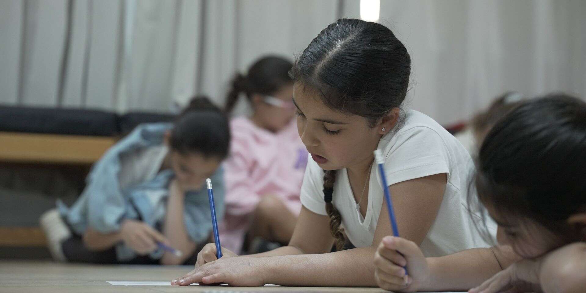 ילדים כותבים בקרית שמונה במסגרת מיזם "לבנות עולם" של סאסא סיטון , גרגורי ירין