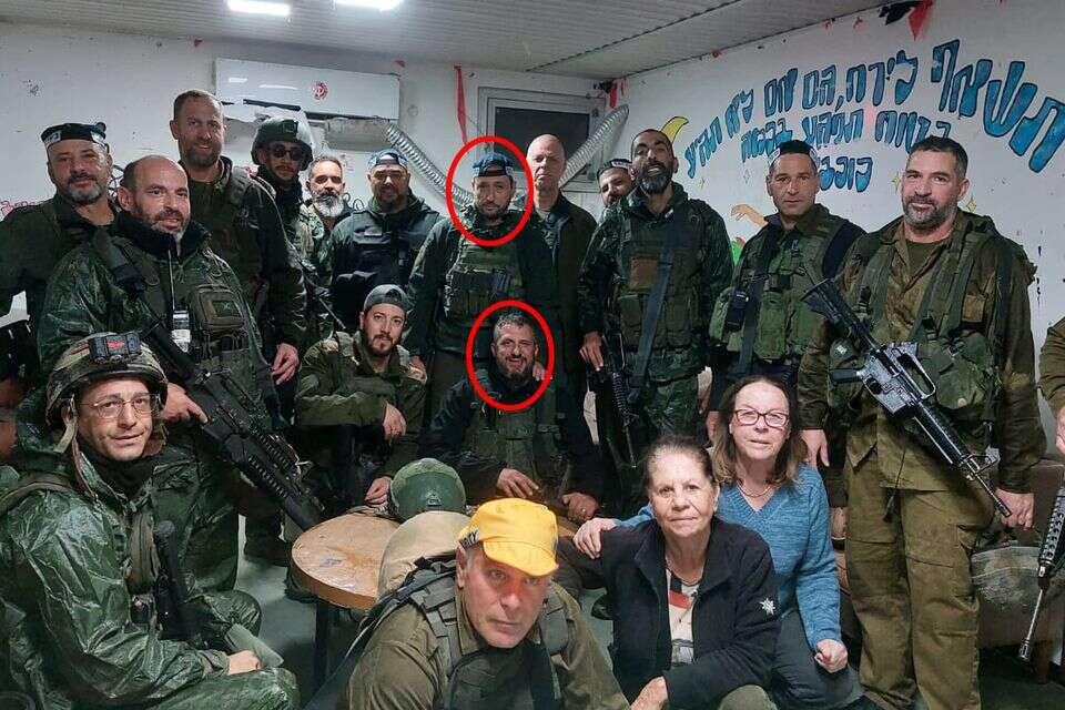 חיים קלומיטי ז"ל (למעלה) ואפי הרשב"צ (למטה), יחד עם כותת הכוננות של מושב צור נתן , 27א'