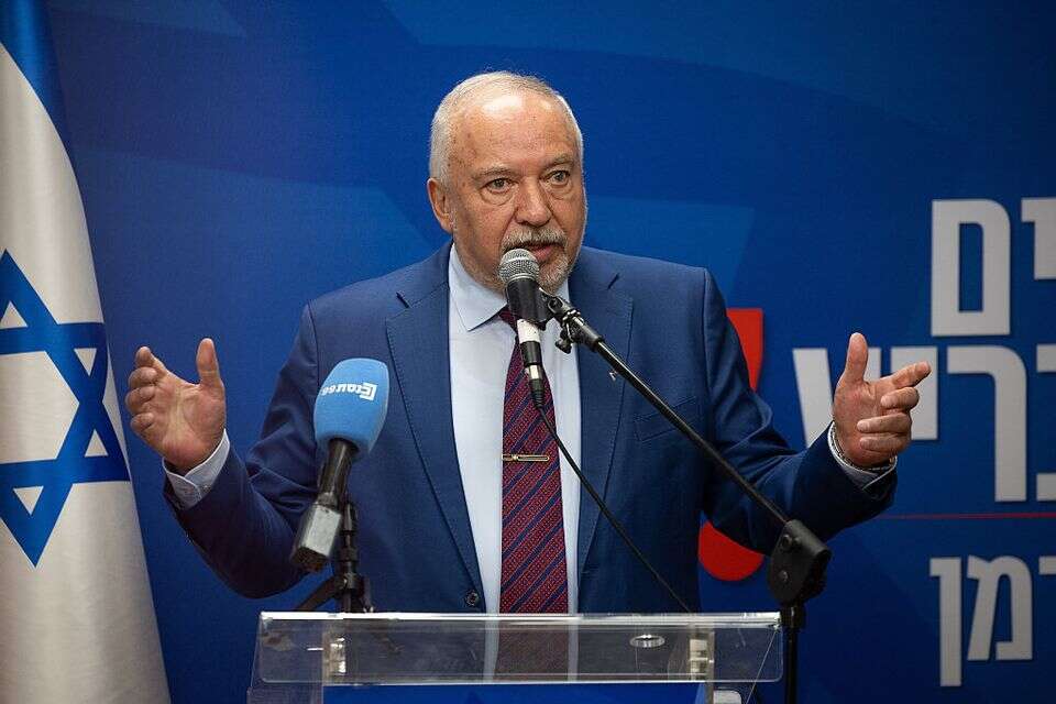 אביגדור ליברמן , אורן בן חקון