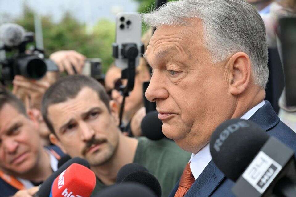 אורבן משוחח עם עיתונאים בכניסה לישבת מפלגתו , EPA