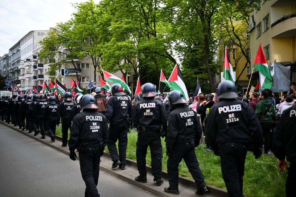 הפגנה פרו פלסטינית בגרמניה לצד שוטרים , REUTERS