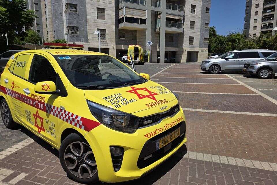 חובשים ופראמדיקים של מד"א קובעים את מותו של גבר בן 84 , תיעוד מבצעי מד"א