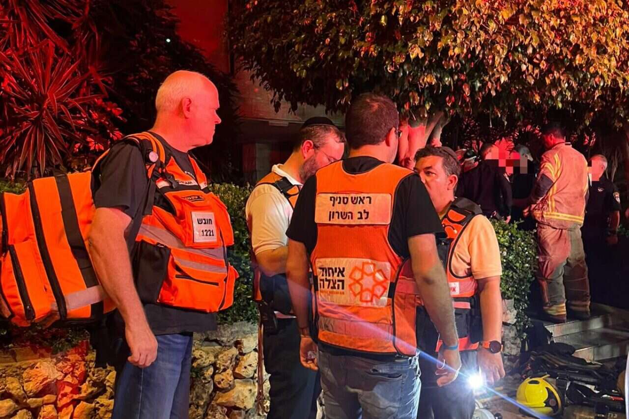 Night drama in Netanya: 25 were rescued from a fire in a residential building; A mother and her two children were moderately injured