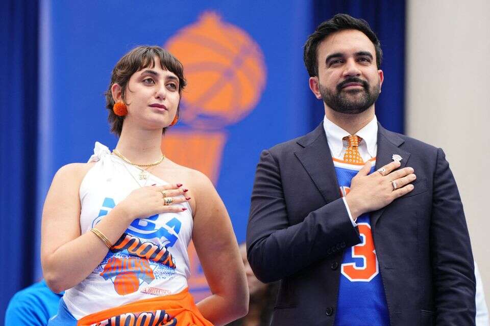ראש עיריית ניו יורק זוהראן ממדאני ואשתו ראמה דוואג'י במצעד האליפות של ניו יורק ניקס ברחובות העיר, 18 ביוני 2026 , Angelina Katsanis/Getty Images/AFP