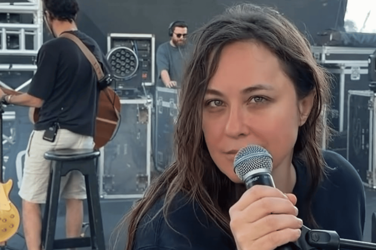קרן פלס מחייכת בסטורי עם רקע של מונדיאל וכדורגל