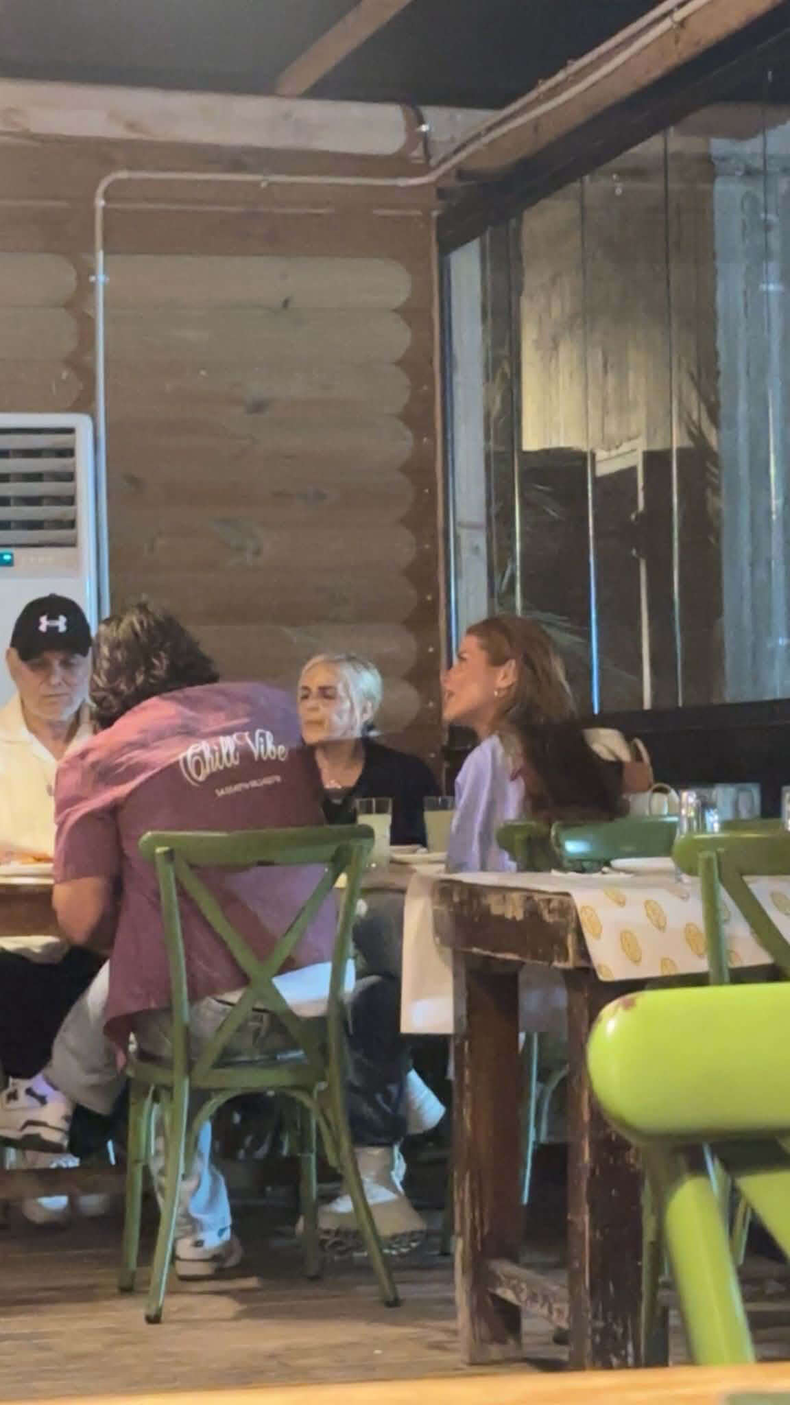 הודיה כהן וזוהר אייזיק זקן במסעדה, פפראצי , השם שמור במערכת ForReal