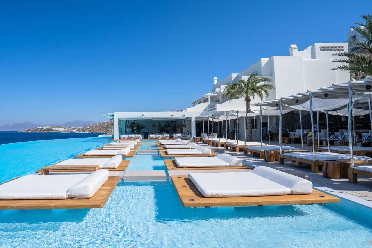 This pool has become an icon: 4 hotels in Greece that everyone wants to put in a story