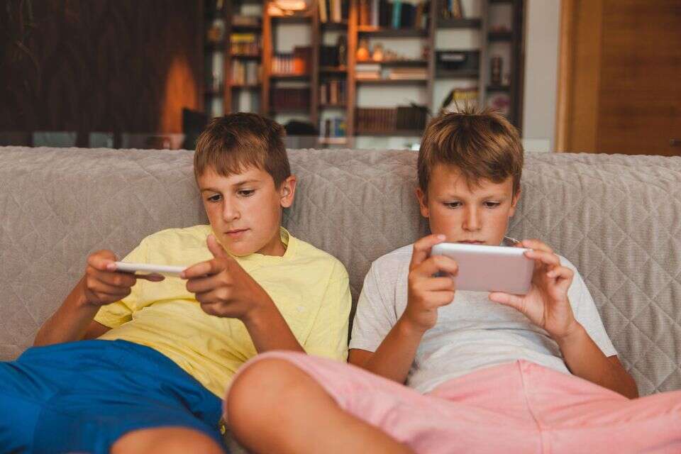 ילדים בטלפון (אילוסטרציה) , istockphoto
