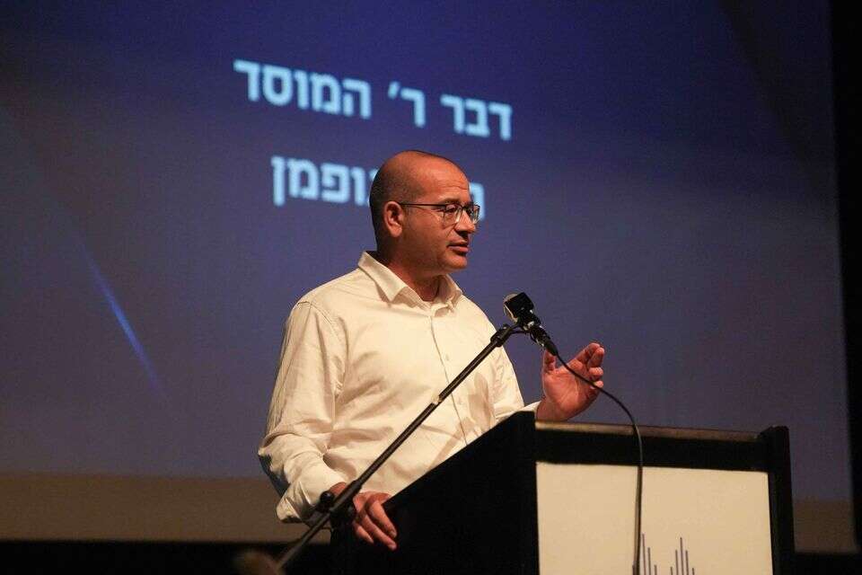 אותה הקונספציה בשינוי אדרת. ראש המוסד רומן גופמן , אלעד מלכה