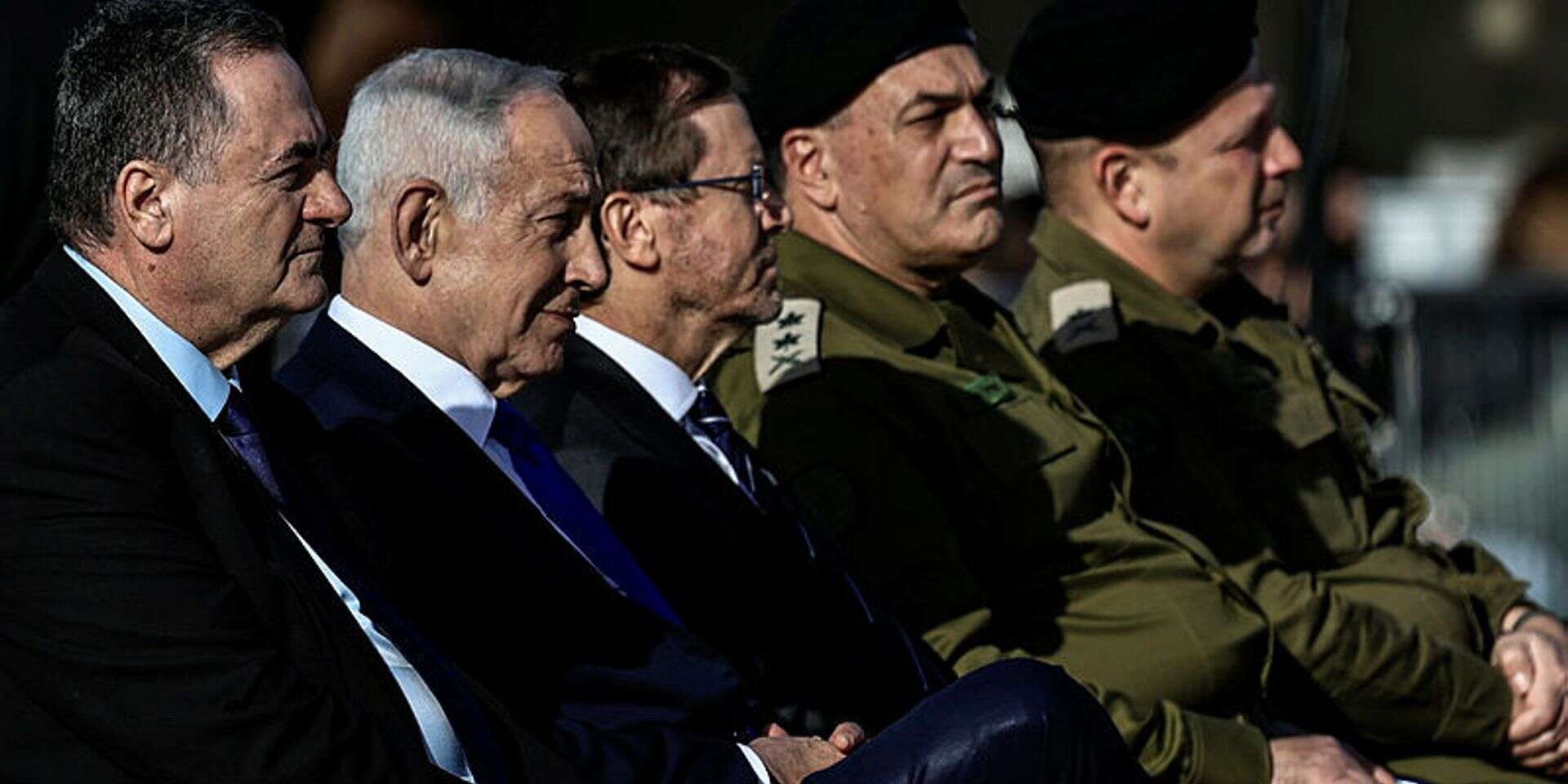 לא לתת לממשלה לשבור את הדנ"א של משרתי הציבור. נתניהו, הרצוג, כ"ץ וזמיר בטקס סיום קצינים קרביים בפברואר 2026 , ללא