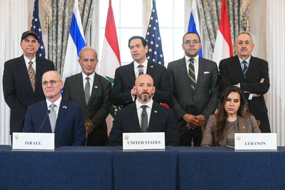 תמונה היסטורית בוושינגטון: נציגי ישראל ולבנון חותמים על ההסכם , AFP