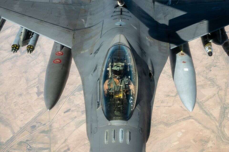 טייס F-16 אמריקני במהלך טיסה מעל המפרץ , פיקוד המרכז האמריקני