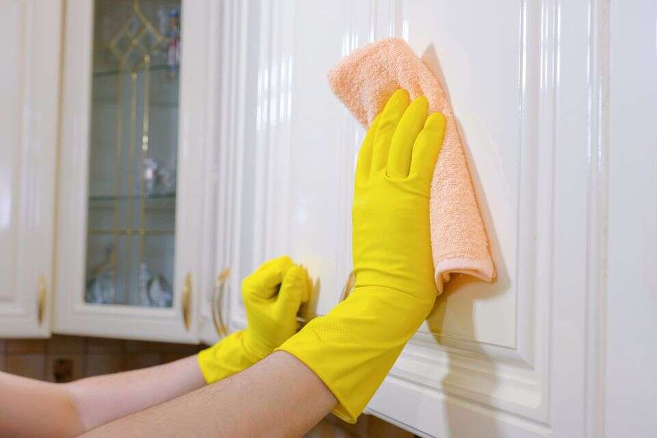 ניקיון ארונות מטבח , istockphoto