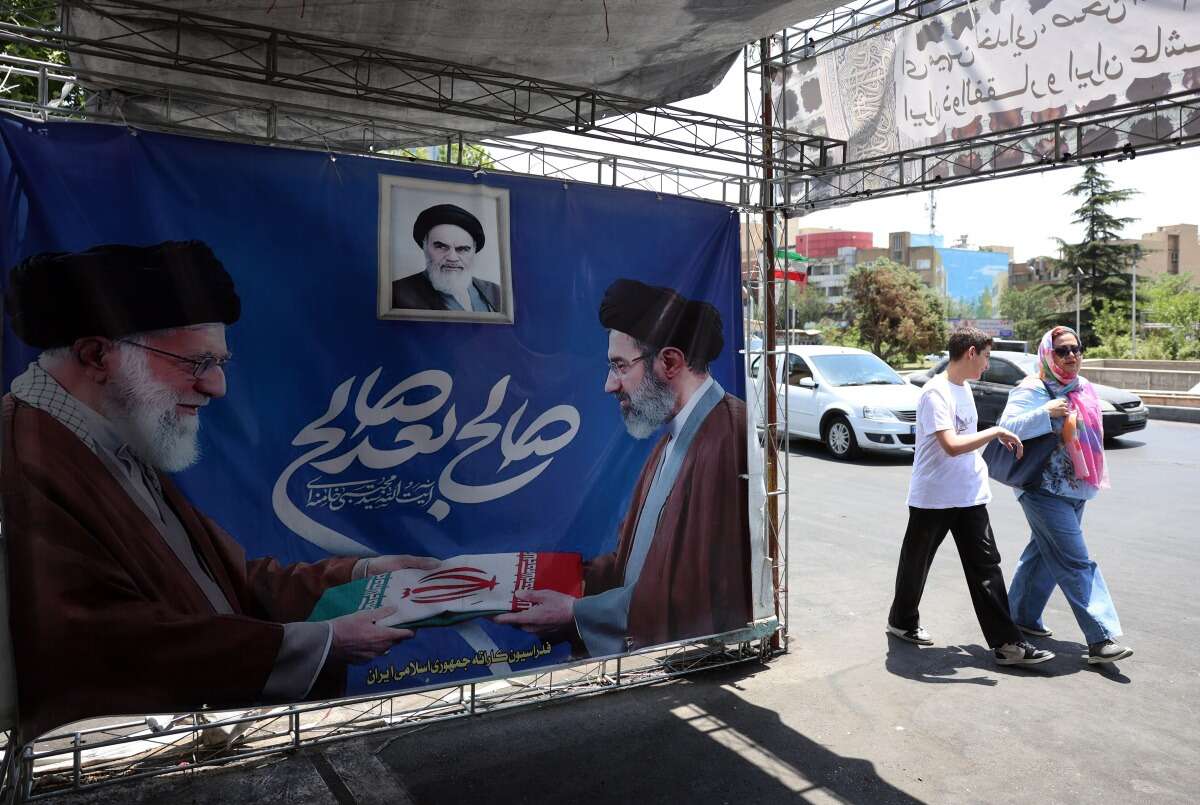 פוסטר של עלי ומוג'תבא חאמינאי עם חומייני באמצע בטהרן ,