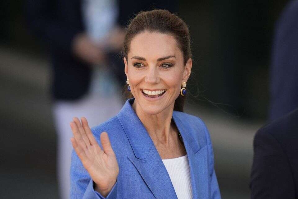 הנסיכה קייט מידלטון מנופפת לשלום כשהיא מגיעה ליום הרביעי של טורניר ווימבלדון, 2 ביולי 2026 , Andrew Matthews / POOL / AFP