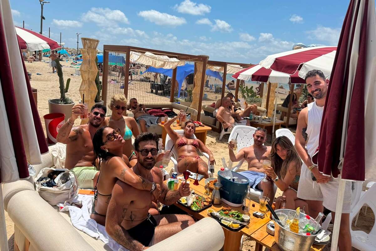 רפאלה ורועי, עומר ושלי, טל ותמיר. מבלים בחוף , השם שמור במערכת ForReal