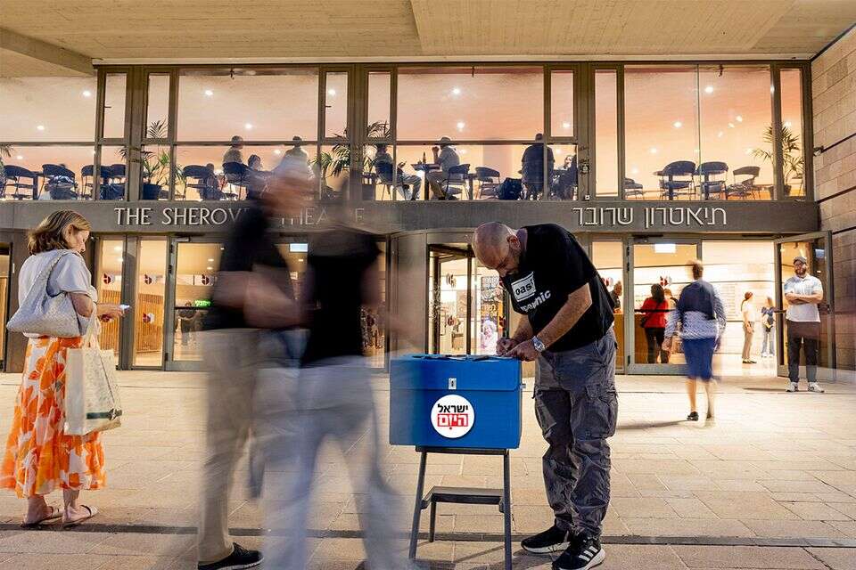 חלק הצביעו לסטנדאפיסט יוחאי ספונדר שבדיוק הופיע במקום. הקלפי בתיאטרון ירושלים , נעמה שטרן