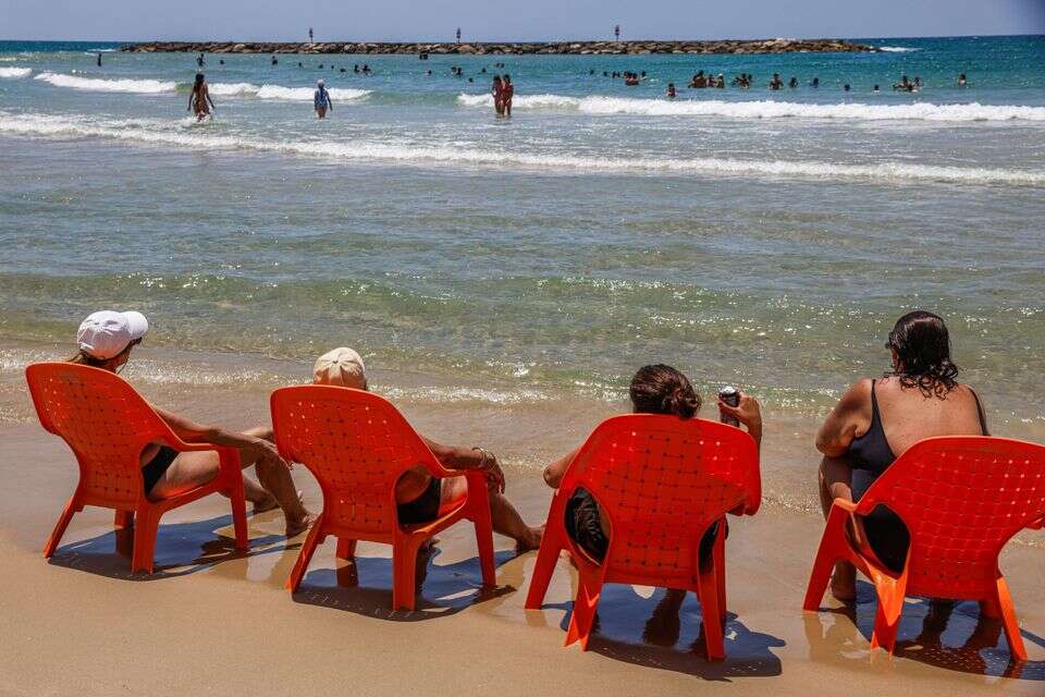 מתרחצות בחוף הים. לא צפויה הקלה בחום , יהושע יוסף