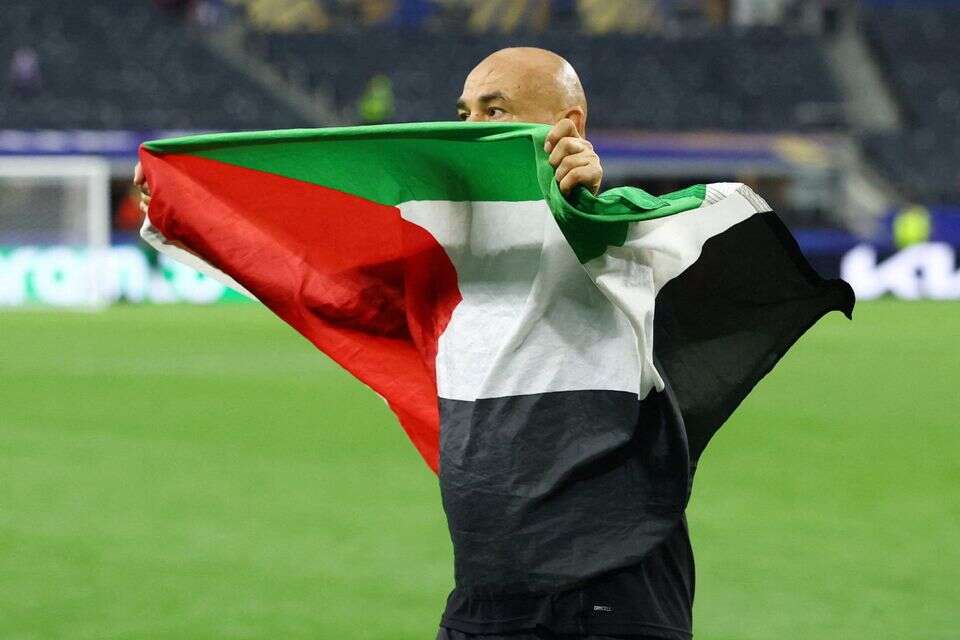 חוסאם חסן חוגג עם דגל אש"ף , רויטרס