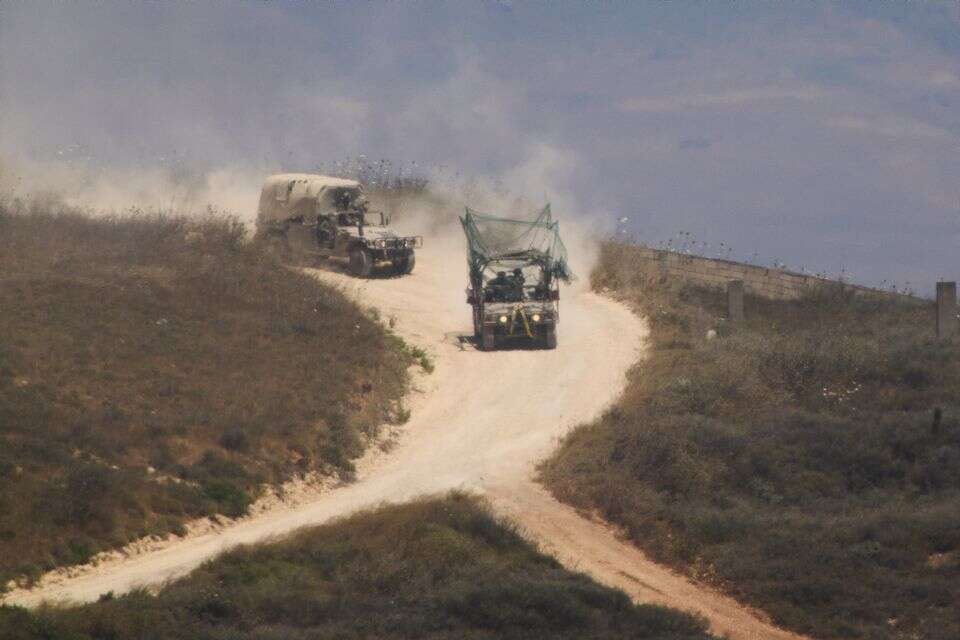 רכבים של צה"ל נוסעים על כביש בדרום לבנון , AP