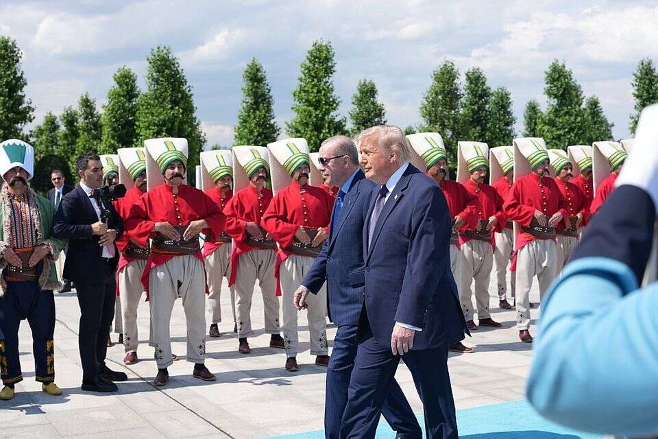 ארדואן וטראמפ חולפים על פני משמר כבוד של יניצ'ירים , איי.פי