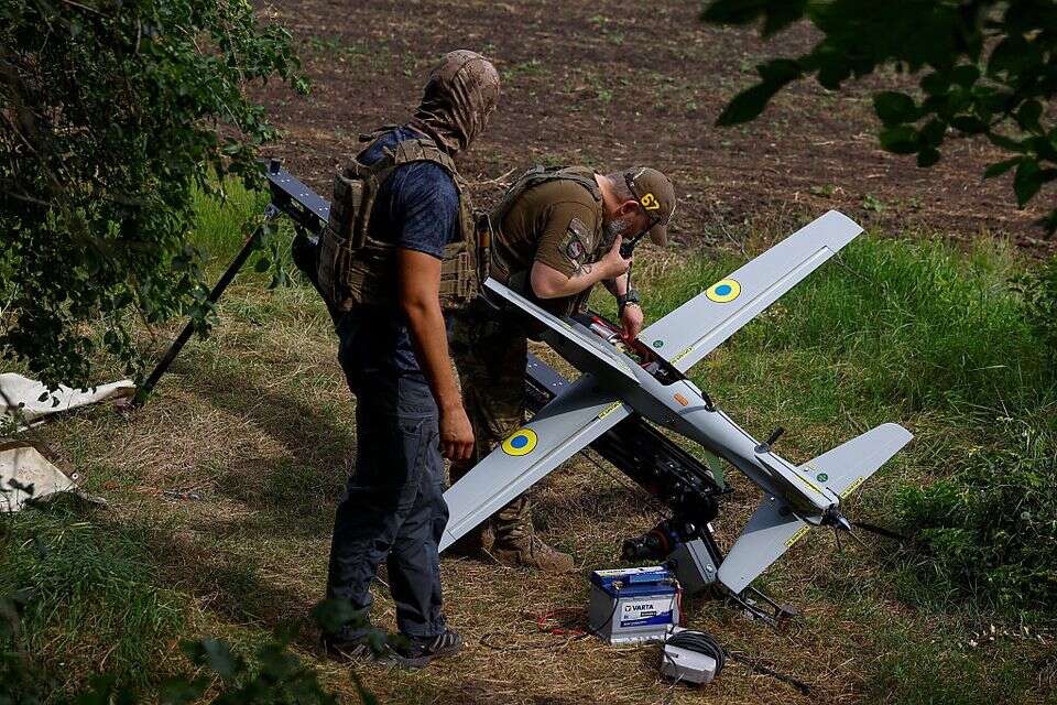 לוחמים אוקראיניים נערכים לשיגור מל"ט , רויטרס