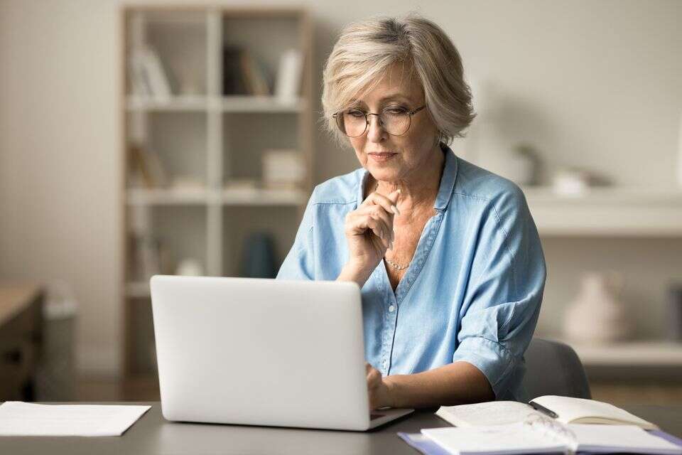 הגיל השלישי מבוגרים למידה מחשב , istockphoto