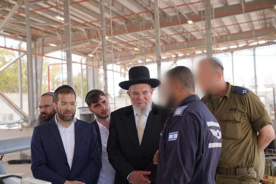 הרב הראשי לישראל לצד קציני צה"ל , דובר צה"ל