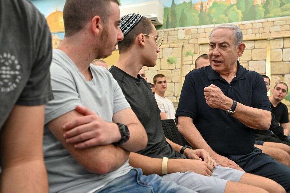 נתניהו בשיחה עם צעירים בבקו"ם , קובי גדעון