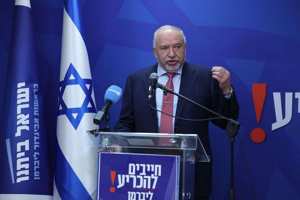 יו"ר ישראל ביתנו אביגדור ליברמן בישיבת הסיעה , אורן בן חקון