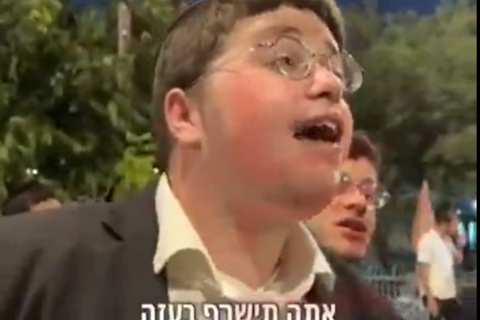 המפגין החרדי שאיחל לחייל למות בעזה , צילום מסך מתוך הפרגוד