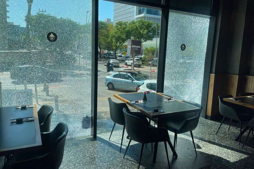 סניף ג'פניקה בהרצליה שנפגע מהירי , ירון דורון