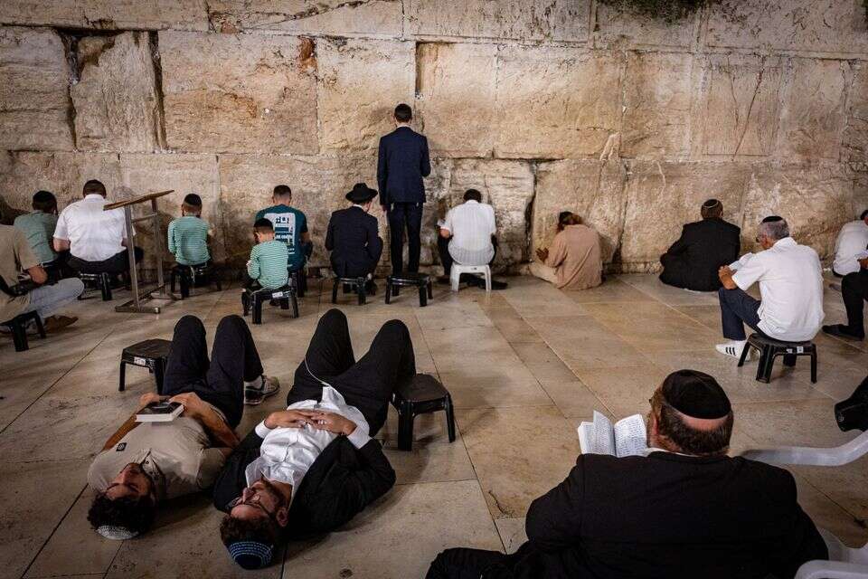 צום תשעה באב 2026: זמני הכניסה והיציאה, ההלכות והאיסורים