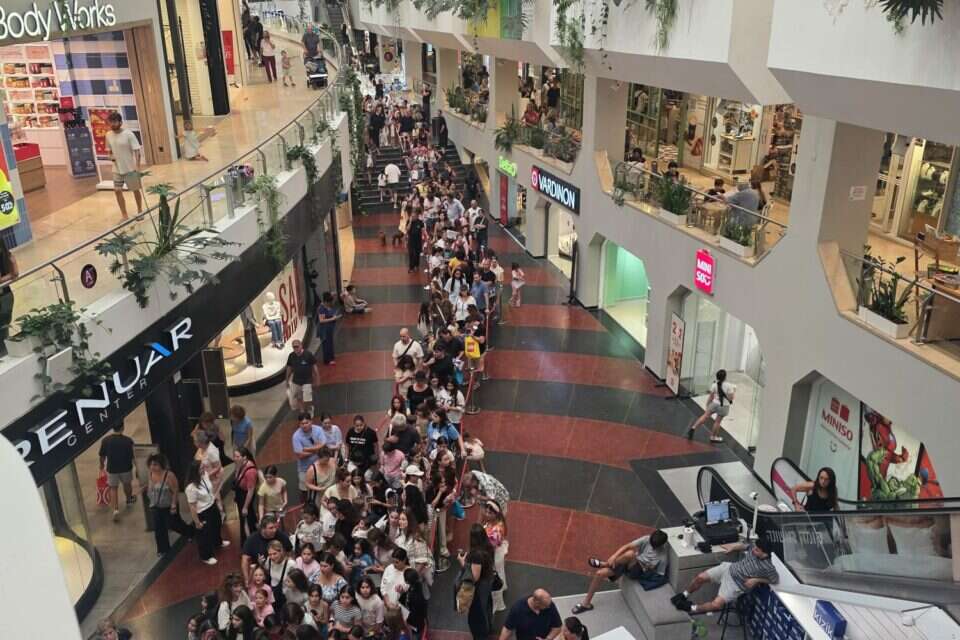 התור בדיזנגוף סנטר בהמתנה למוצרי השיער של אביגיל ויסמן , ללא
