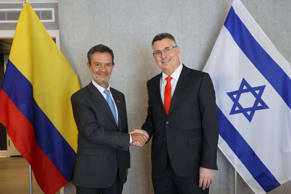 שר החוץ סער ושר החוץ המיועד של קולומביה אסקובר , שמוליק עלמני