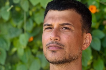אסי עזר הודיע: "מערכת היחסים עומדת להשתנות"