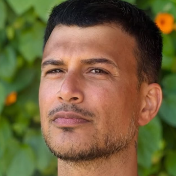 אסי עזר הודיע: "מערכת היחסים עומדת להשתנות"