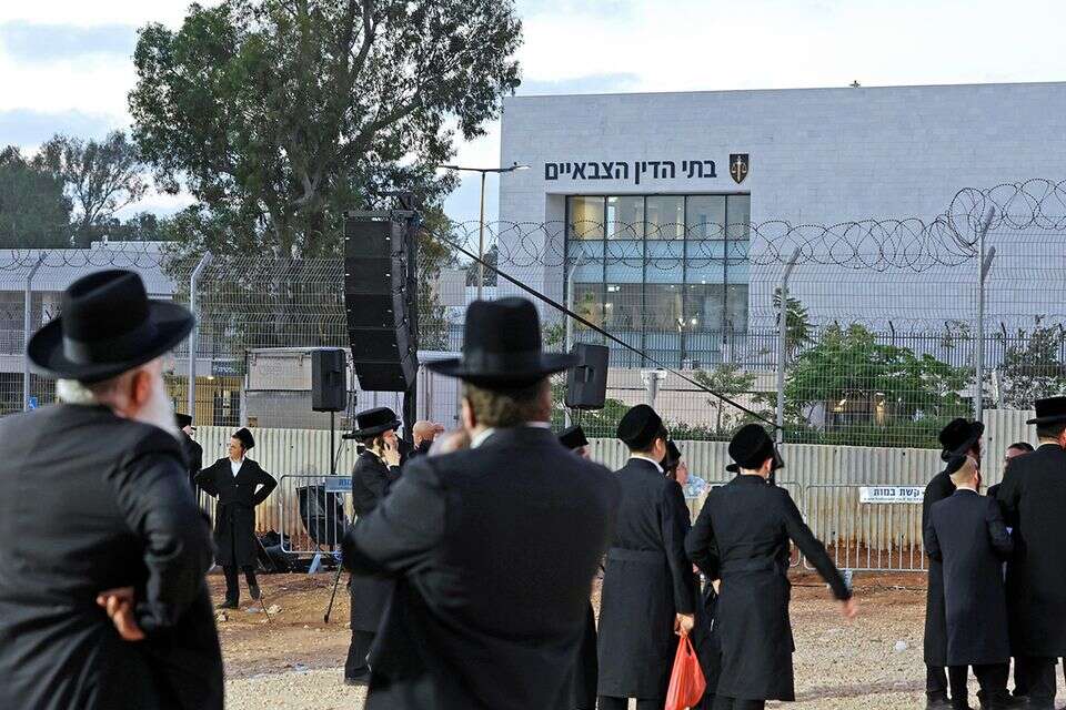 הפגנת חרדים ליד כלא 10 , ללא קרדיט