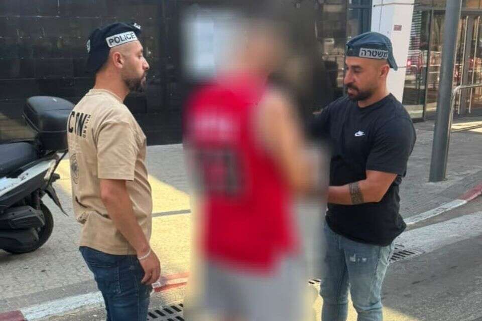 מעצרו של המורה מלוד החשוד בעבירות מין כלפי תלמידה , דוברות המשטרה