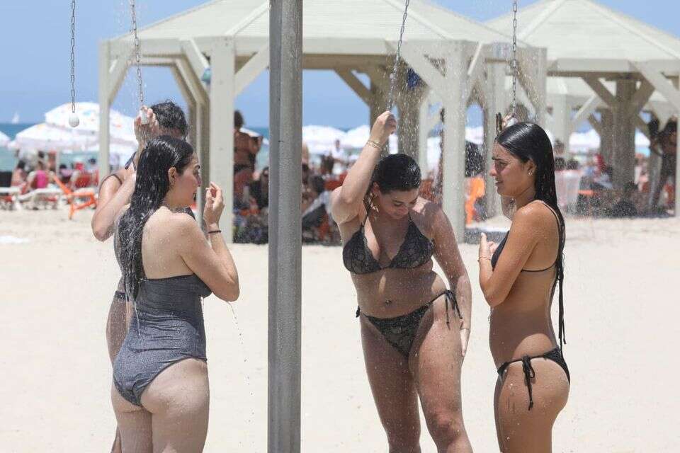שרב עומס חום קיץ מבלים בחוף הים בתל אביב , גדעון מרקוביץ'