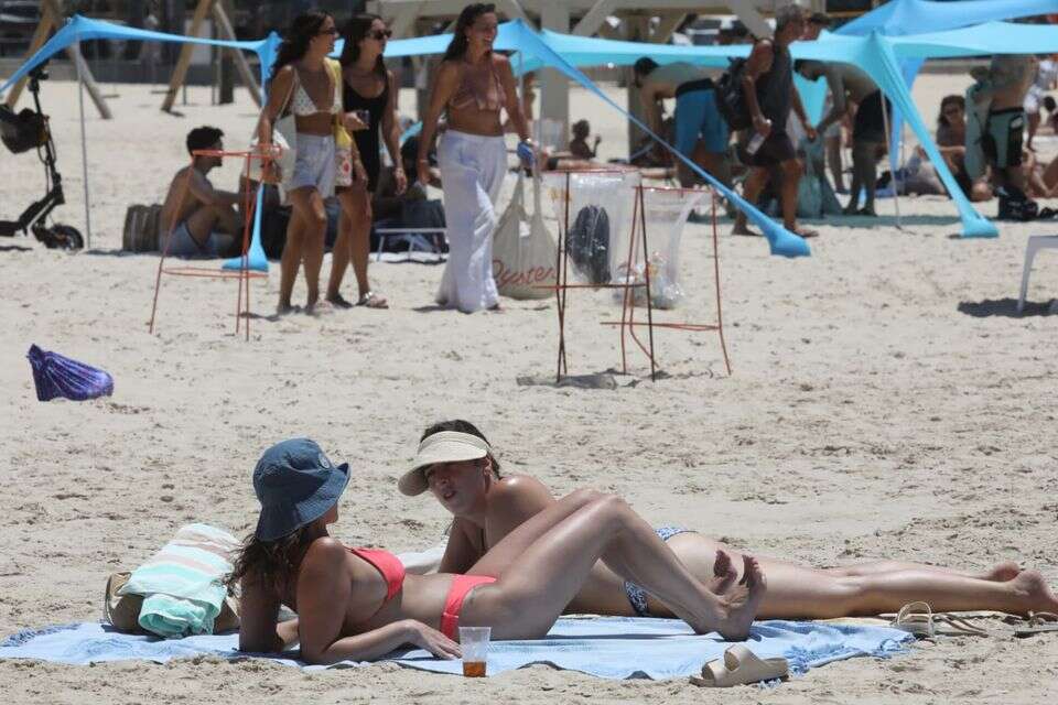 שרב עומס חום קיץ מבלים בחוף הים בתל אביב , גדעון מרקוביץ'